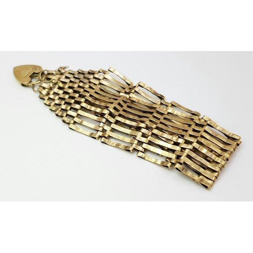 13 - A 9K Yellow Gold Vintage Gate Bracelet with Heart Clasp. 17cm. 16.86g.