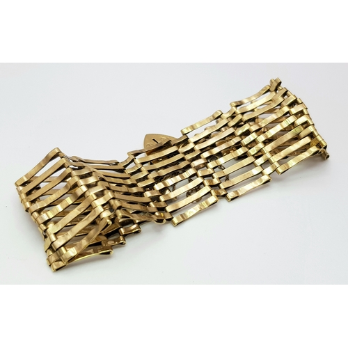 13 - A 9K Yellow Gold Vintage Gate Bracelet with Heart Clasp. 17cm. 16.86g.