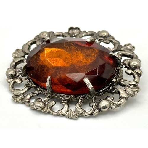1618 - A vintage silver tone large oval brooch. Approx. 6cm x 5.5cm.