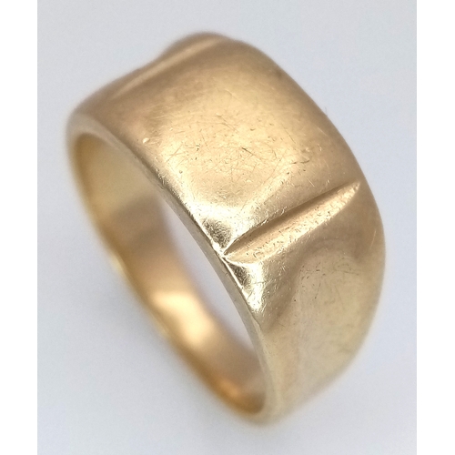 17 - A 9K Yellow Gold Band Ring in Belt Form. Size K 1/2. 5.51g.