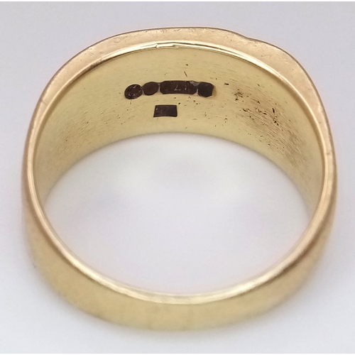 17 - A 9K Yellow Gold Band Ring in Belt Form. Size K 1/2. 5.51g.