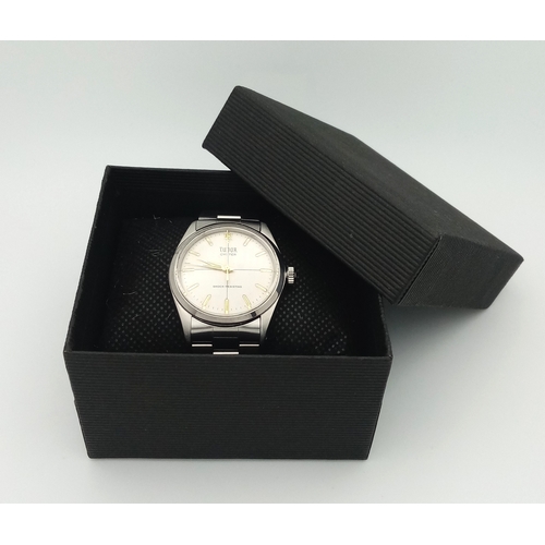 48 - A Vintage Tudor Oyster Mechanical Gents Watch. 7934 model. Stainless steel bracelet and case - 34mm.... 