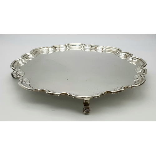 95 - A SOLID SILVER SALVA HAVING A 1961 BIRMINGHAM HALLMARK .       0.86Kilo       32cms DIAMETER