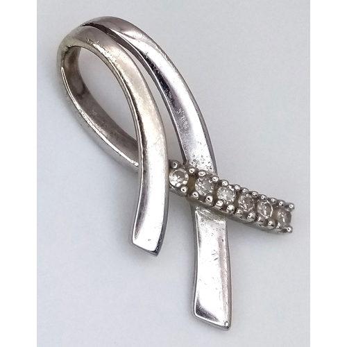 507 - A 9K White Gold Diamond Crossover Pendant. 2cm. 0.6g.