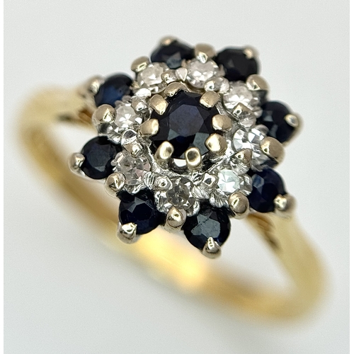 527 - AN 18K YELLOW GOLD, DIAMOND AND SAPPHIRE SET CLUSTER RING. 3.3G, SIZE K. SC 4045