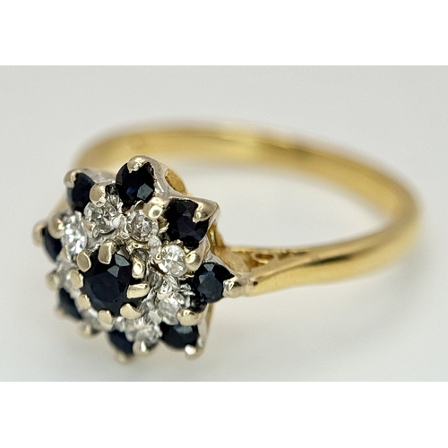 527 - AN 18K YELLOW GOLD, DIAMOND AND SAPPHIRE SET CLUSTER RING. 3.3G, SIZE K. SC 4045