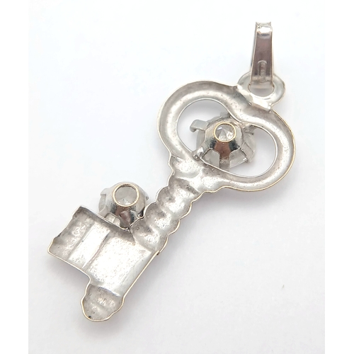 554 - 18K white gold cz key pendant, 0.8g total weight.  SH2461I