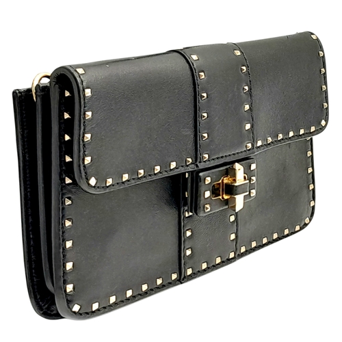 999 - A Valentino Garavani Lockstuds Shoulder Pouch in Black Leather. Silver tone hardware. Zipped and cli... 