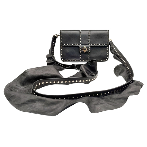 999 - A Valentino Garavani Lockstuds Shoulder Pouch in Black Leather. Silver tone hardware. Zipped and cli... 
