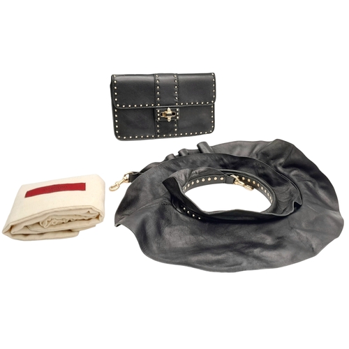 999 - A Valentino Garavani Lockstuds Shoulder Pouch in Black Leather. Silver tone hardware. Zipped and cli... 