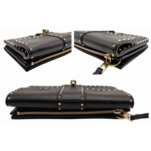 999 - A Valentino Garavani Lockstuds Shoulder Pouch in Black Leather. Silver tone hardware. Zipped and cli... 