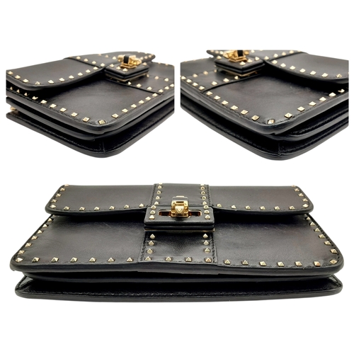 999 - A Valentino Garavani Lockstuds Shoulder Pouch in Black Leather. Silver tone hardware. Zipped and cli... 