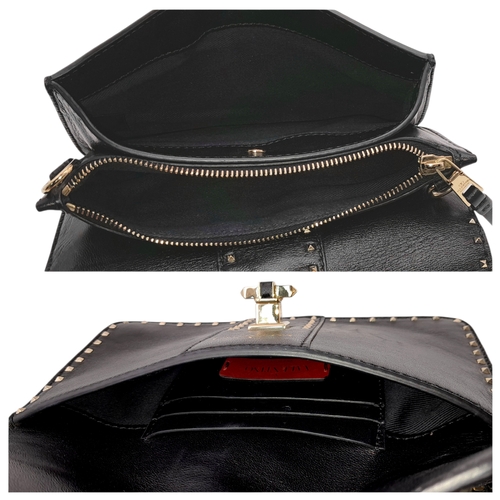999 - A Valentino Garavani Lockstuds Shoulder Pouch in Black Leather. Silver tone hardware. Zipped and cli... 