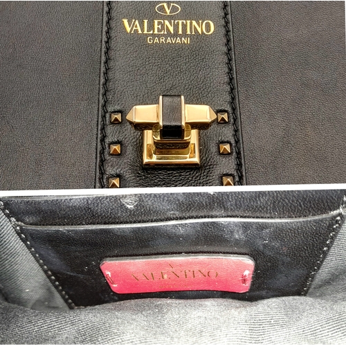999 - A Valentino Garavani Lockstuds Shoulder Pouch in Black Leather. Silver tone hardware. Zipped and cli... 