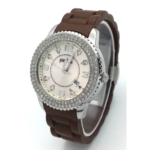 1043 - A FOLLI FOLLIE, STONE SET, BROWN RUBBER STRAP WATCH, WITH ORIGINAL BOX. IN FULL WORKING ORDER. S/A 1... 