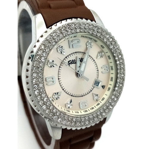 1043 - A FOLLI FOLLIE, STONE SET, BROWN RUBBER STRAP WATCH, WITH ORIGINAL BOX. IN FULL WORKING ORDER. S/A 1... 