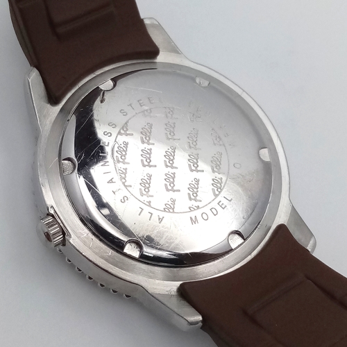 1043 - A FOLLI FOLLIE, STONE SET, BROWN RUBBER STRAP WATCH, WITH ORIGINAL BOX. IN FULL WORKING ORDER. S/A 1... 
