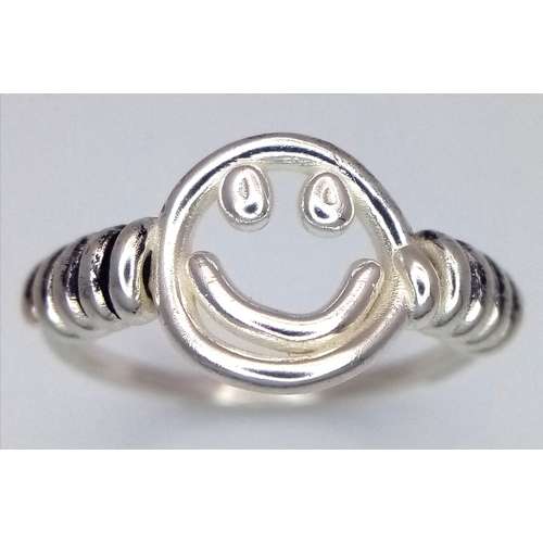 1044 - A STERLING SILVER, SMILEY EMOJI RING. 3G, SIZE M. 8485