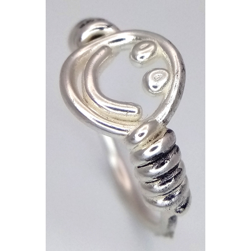 1044 - A STERLING SILVER, SMILEY EMOJI RING. 3G, SIZE M. 8485