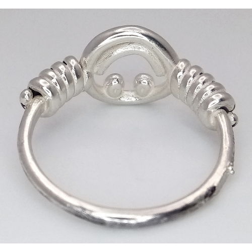 1044 - A STERLING SILVER, SMILEY EMOJI RING. 3G, SIZE M. 8485
