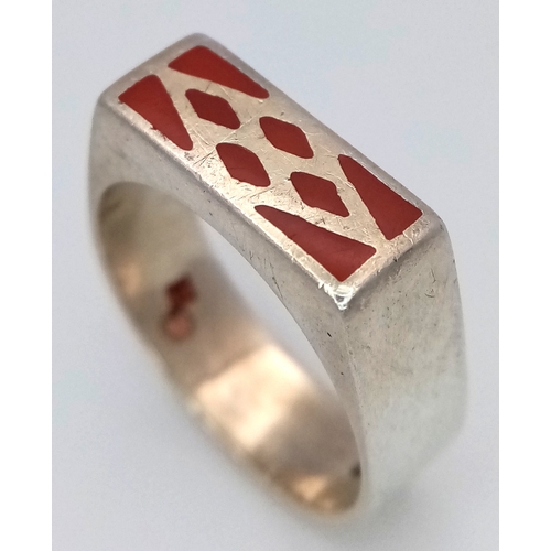 1002 - A 1973/74 Hallmarked Sterling Silver Red Enamel Rhombos Design Ring Size P, possibly Masonic/Knights... 