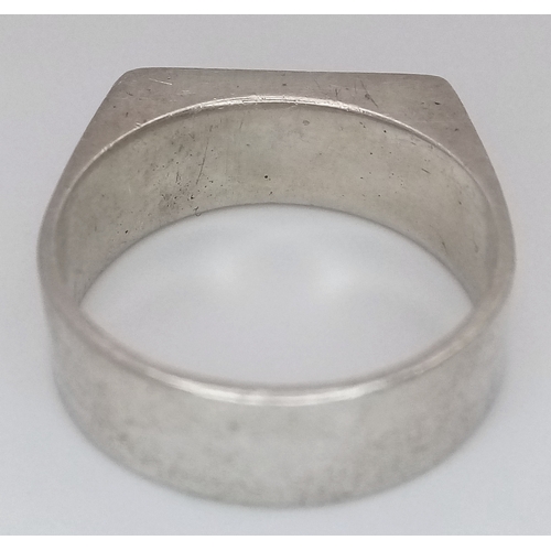1002 - A 1973/74 Hallmarked Sterling Silver Red Enamel Rhombos Design Ring Size P, possibly Masonic/Knights... 