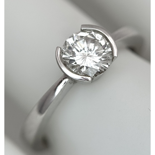 6 - AN 18K WHITE GOLD, DIAMOND SOLITAIRE RING. 0.75CT. 3.9G, SIZE M. P 133/135.