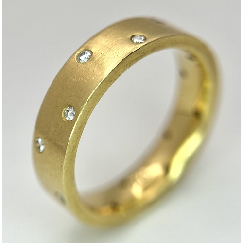 10 - AN 18K YELLOW GOLD, DIAMOND SET BAND RING. 9.9G, SIZE S. 10108