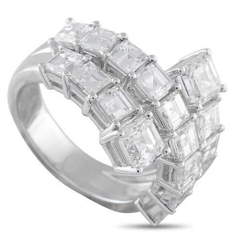 132 - An 18K White Gold 4.88ct Diamond Ring. 18K White Gold setting, sparkling Diamonds totaling 4.88 cara... 