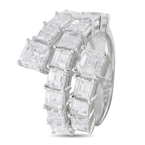 132 - An 18K White Gold 4.88ct Diamond Ring. 18K White Gold setting, sparkling Diamonds totaling 4.88 cara... 