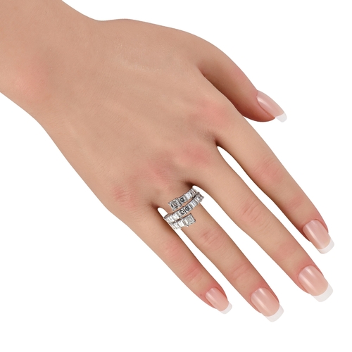 132 - An 18K White Gold 4.88ct Diamond Ring. 18K White Gold setting, sparkling Diamonds totaling 4.88 cara... 