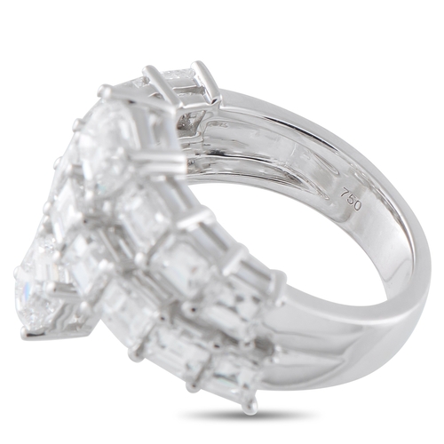 132 - An 18K White Gold 4.88ct Diamond Ring. 18K White Gold setting, sparkling Diamonds totaling 4.88 cara... 