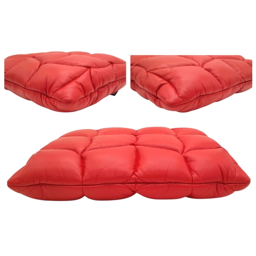 89 - A Mulberry Softie Clutch in Lancaster Red Pillow Effect Nappa Leather. Red leather exterior with wit... 