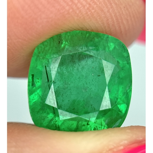 32 - A 5.55ct Cushion-Cut Zambian Natural Emerald Gemstone. Minor oil, exceptional lustre, a rare investm... 