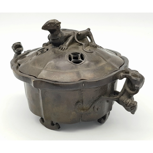 38 - A Qing-style Bronze Censer Lid, Qianlong Mark. Height: 11 cm (incl. finial), Diameter: approx. 9 cm.... 