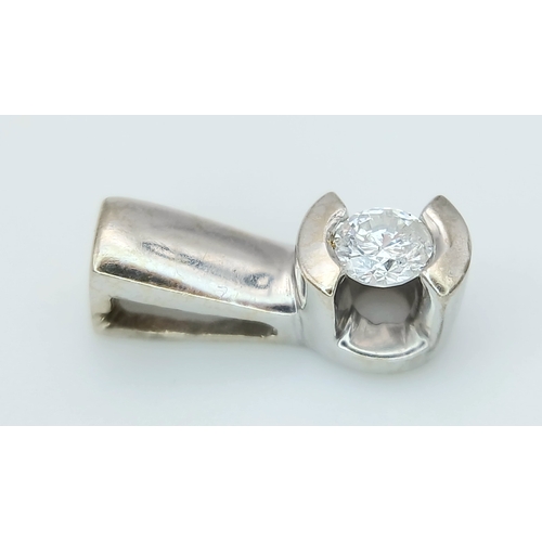 521 - AN 18K WHITE GOLD, DIAMOND SET, SOLITAIRE PENDANT. 0.10TCW, 1.1G. SC 5049