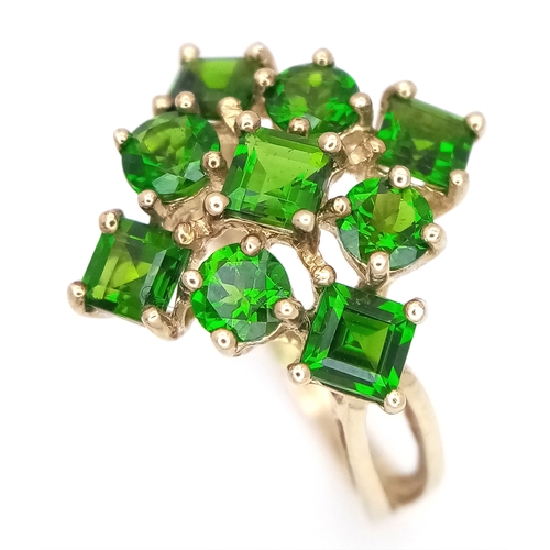 1046 - A 9K Yellow Gold Peridot Cluster Ring. Size O. 3g.