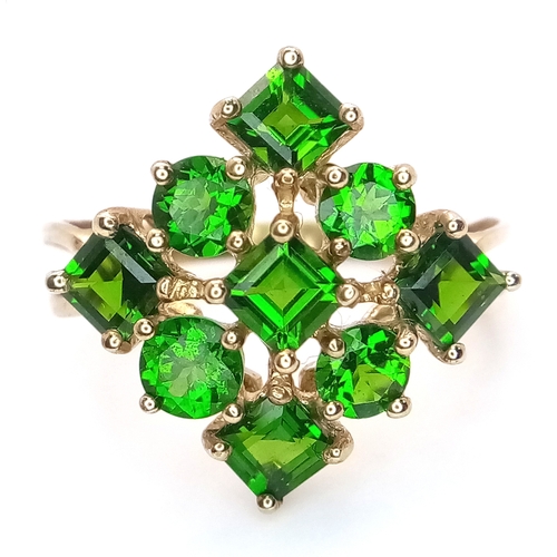 1046 - A 9K Yellow Gold Peridot Cluster Ring. Size O. 3g.