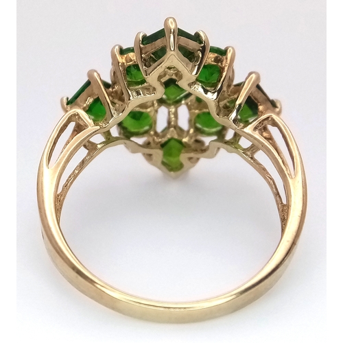 1046 - A 9K Yellow Gold Peridot Cluster Ring. Size O. 3g.