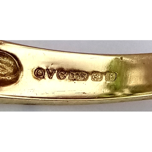 1046 - A 9K Yellow Gold Peridot Cluster Ring. Size O. 3g.