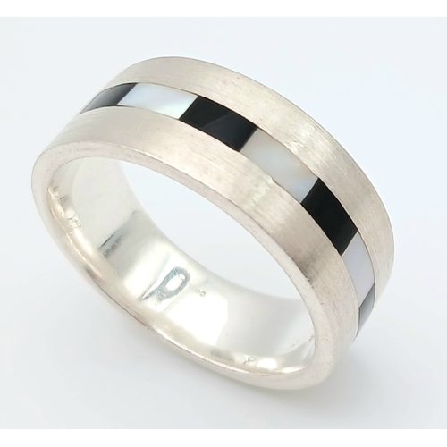 1042 - A Heavyweight Vintage Hallmarked Sterling Silver Black Onyx and Mother of Pearl Band Ring Size Y. Me... 