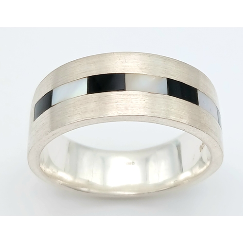 1042 - A Heavyweight Vintage Hallmarked Sterling Silver Black Onyx and Mother of Pearl Band Ring Size Y. Me... 