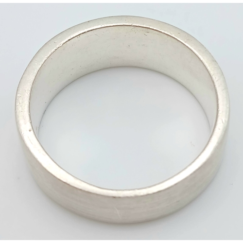 1042 - A Heavyweight Vintage Hallmarked Sterling Silver Black Onyx and Mother of Pearl Band Ring Size Y. Me... 