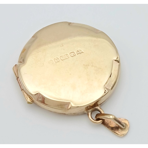 541 - A 9k yellow gold flower engraved locket pendant, 4.5g total weight. 2.5cm. SH2454I.