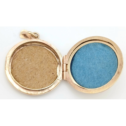 541 - A 9k yellow gold flower engraved locket pendant, 4.5g total weight. 2.5cm. SH2454I.