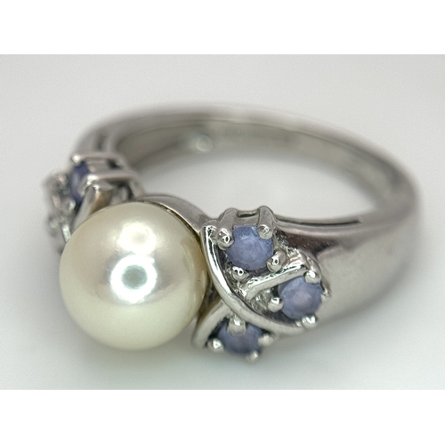 1011 - A 9K White Gold Pearl and Amethyst Ring. Size K. 3.8g. N23/11006.
