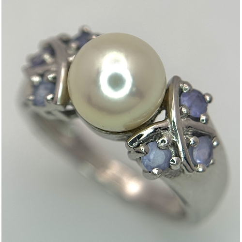 1011 - A 9K White Gold Pearl and Amethyst Ring. Size K. 3.8g. N23/11006.