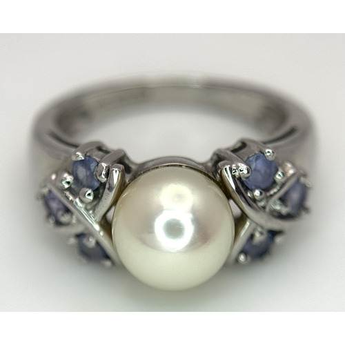 1011 - A 9K White Gold Pearl and Amethyst Ring. Size K. 3.8g. N23/11006.