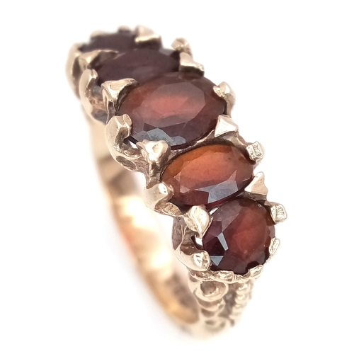 1025 - A 9K Yellow Gold Garnet Five Stone Ring. Size M. 4.2g. N26/11606.
