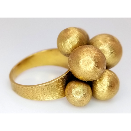 1010 - An 18K Yellow Gold Ornate Ball Ring. Different sized brushed gold balls. Size L. 8.45g.